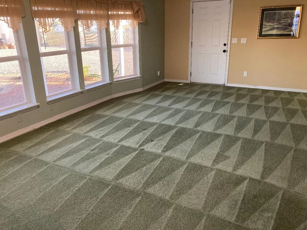 Carpet with a triangular cleaning pattern in a windowed room
